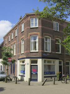 908664 Gezicht op het winkelhoekpand Lijsterstraat 16 te Utrecht, met op de voorgrond de Nieuwe Koekoekstraat.N.B. ...